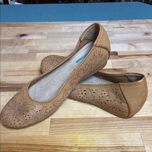 Size 7 M Beartrap slip on shoes.